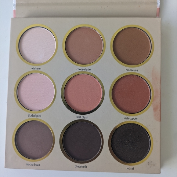 Follow your heart essence eyeshadow pallete - Picture 2 of 4